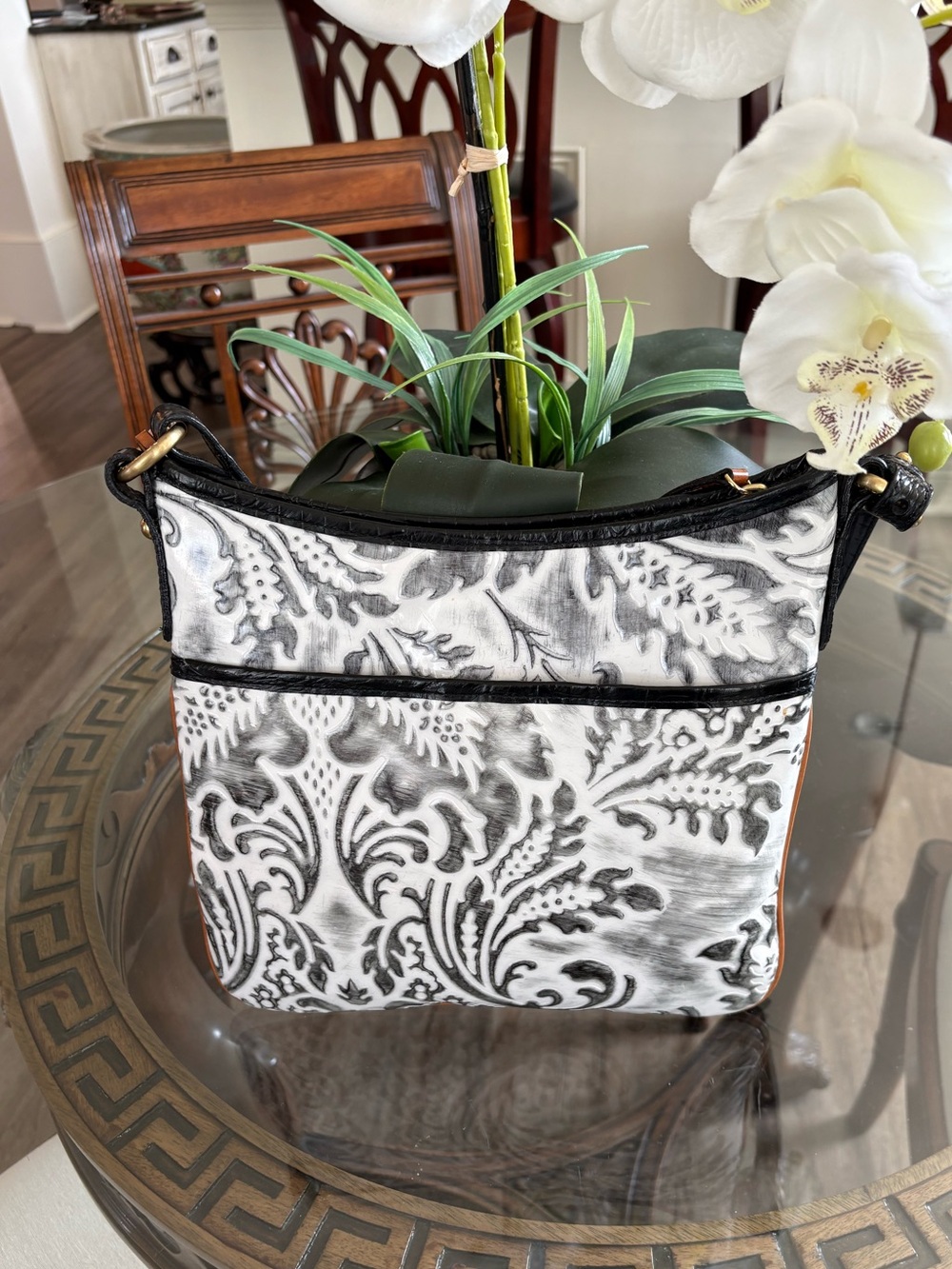 🖤🤍BRAHMIN WHITE DAMASK EMBOSSED LEATHER FLORAL PATTERN CROSSBODY BAG!🖤🤍 - Picture 2 of 10